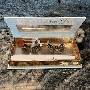 Lavaa Lashes in Charm